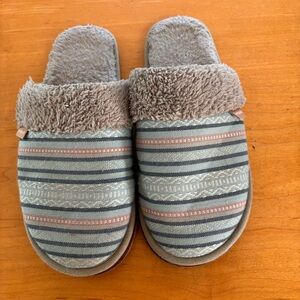 FEELGOODZ fuzzy lined mule slippers women’s size 10. Very good condition.